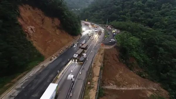 Após liberação, local de deslizamento na BR-376 tem trânsito lento