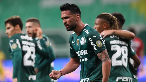 Palmeiras supera Athletico-PR e encerra sequência de três derrotas no Brasileirão