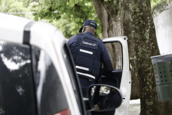 Imagem colorida de fiscal do Detran em exame prático - Metrópoles