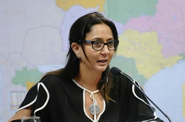 Liliane Roriz discute, no WhatsApp, adiar depoimentos à Justiça