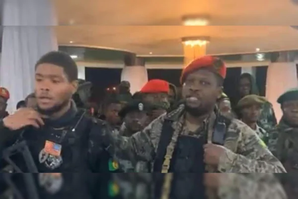 Imagem colorida mostra Christian Malanga e seu filho durante tentativa de golpe no Congo - Metrópoles