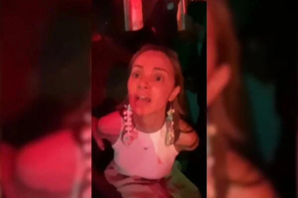 Aline Bardy Dutra, conhecida nas redes como Esquerdogata, foi presa no sábado após supostamente cometer injúria racial contra um policial - Metrópoles
