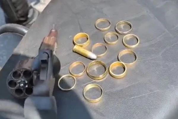 Além das alianças, policiais apreenderam uma arma de fogo e uma moto roubada. Vítimas foram à delegacia para tentar recuperar seus pertences - Metrópoles
