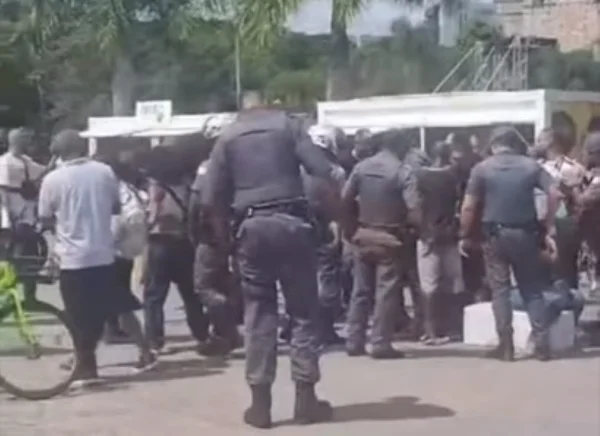 PMs cercam ambulantes em parque - Metrópoles