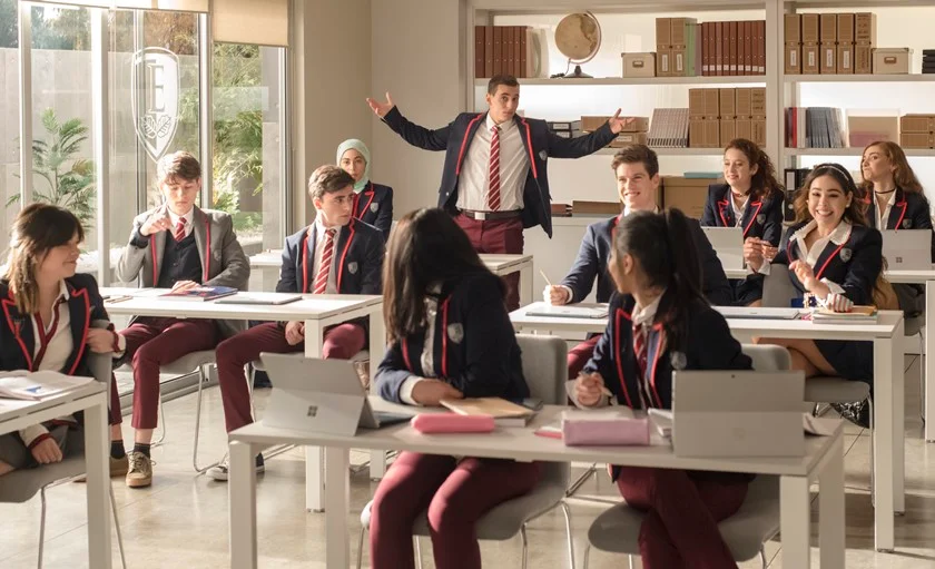 <b>Elite —</b> A produção segue um grupo de adolescentes de uma escola privada, onde a desigualdade de classes é um dos focos. Três dos personagens em Elite vêm de famílias pobres, frequentando a prestigiada Las Encinas graças a uma bolsa de estudos. A série se desenrola em busca de narrar os fatos que culminam no assassinato de uma das alunas da escola. Confira o <a href="https://www.youtube.com/watch?v=Oqv81BdRs7w" target="_blank" rel="noopener">trailer</a>! <b>Elite —</b> A produção segue um grupo de adolescentes de uma escola privada, onde a desigualdade de classes é um dos focos. Três dos personagens em Elite vêm de famílias pobres, frequentando a prestigiada Las Encinas graças a uma bolsa de estudos. A série se desenrola em busca de narrar os fatos que culminam no assassinato de uma das alunas da escola. Confira o <a href="https://www.youtube.com/watch?v=Oqv81BdRs7w" target="_blank" rel="noopener">trailer</a>!