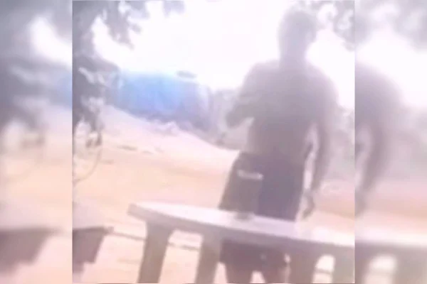 Homem armado com facão ameaça família e leva tiro no pé