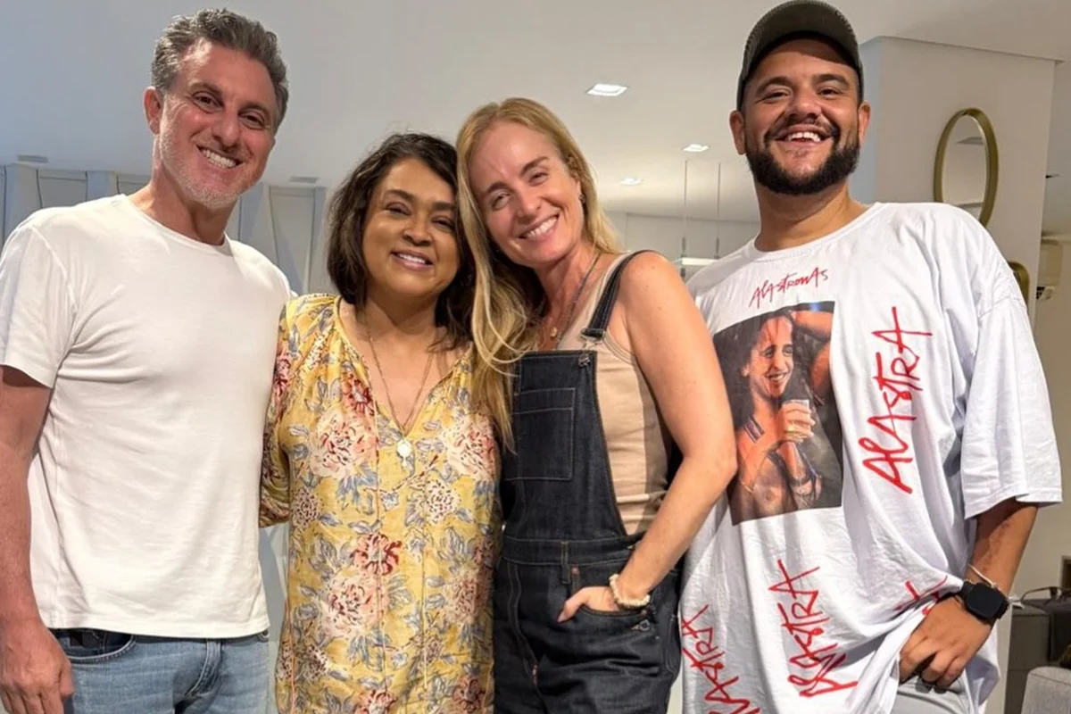 Angélica, Luciano Huck, Gominho e Preta Gil posam juntos para o Instagram Angélica, Luciano Huck, Gominho e Preta Gil posam juntos para o Instagram