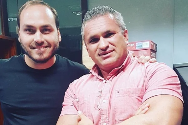 Vice-presidente do PSL sobre Carlos Bolsonaro: “Desequilibrado”