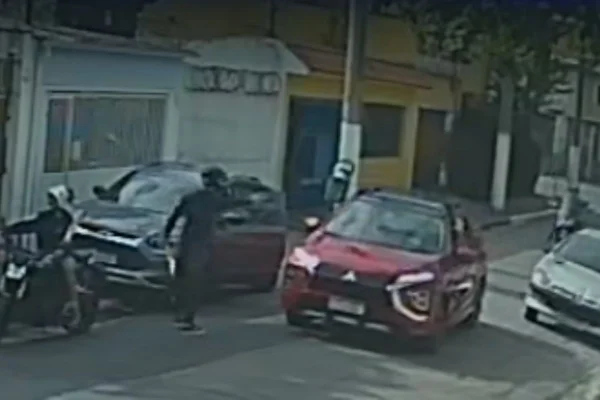 Imagem mostra dupla realizando dois assaltos em sequência na zona leste de SP
