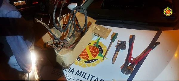 Cabos de energia postos em cima de viatura da Polícia Militar