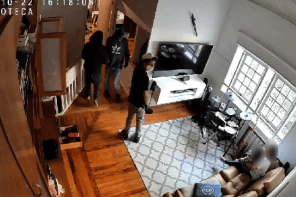 Imagem colorida de uma quadrilha assaltando uma casa nos jardins - Metrópoles