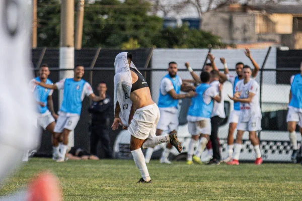 Tarta comemora tirando a camisa o gol da classificação do Ceilândia contra o Água Santa na Série D