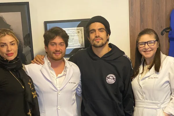 caio castro e grazi massafera em clínica de estética
