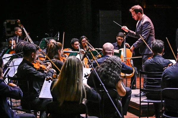 Orquestra Filarmônica de Brasília fará apresentação com Johnny Hooker