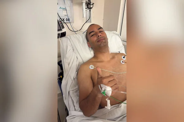 Imagem colorida mostra o PM Johannes Santana no hospital - Metrópoles