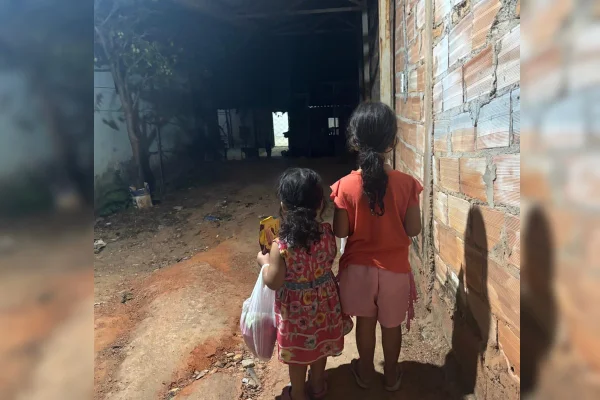 Mãe vai a churrasco e deixa filhas de 2 e 5 anos em casa cheia de lixo