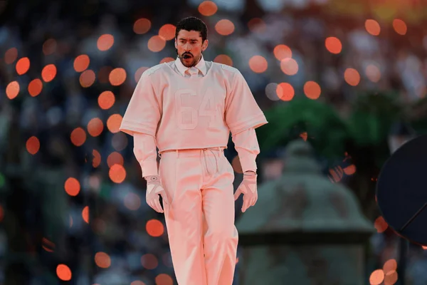 foto com cor. bad bunny se apresentando no super bowl - metrópoles