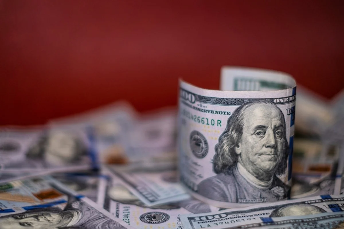 Dólar e Bolsa ficam no zero a zero, com investidor à espera da Selic