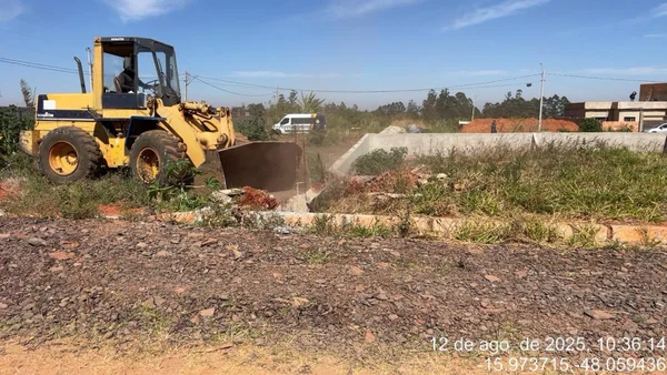 Trator em terreno - Metrópoles