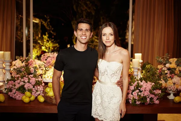 Carol Adriano e Lucas Bittar trazem gostinho de Portofino em chá bar