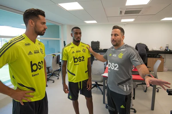 Gerson e Pablo Marí fazem primeiro treino com a camisa do Flamengo