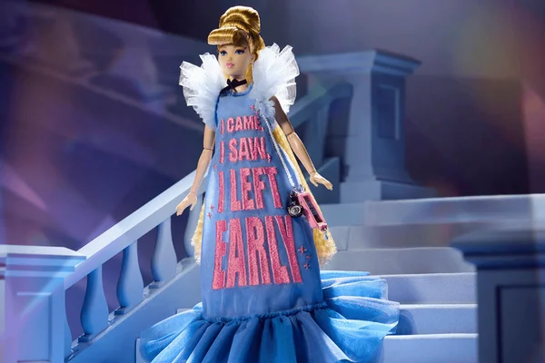 foto com cor. barbie cinderela alta-costura - metrópoles