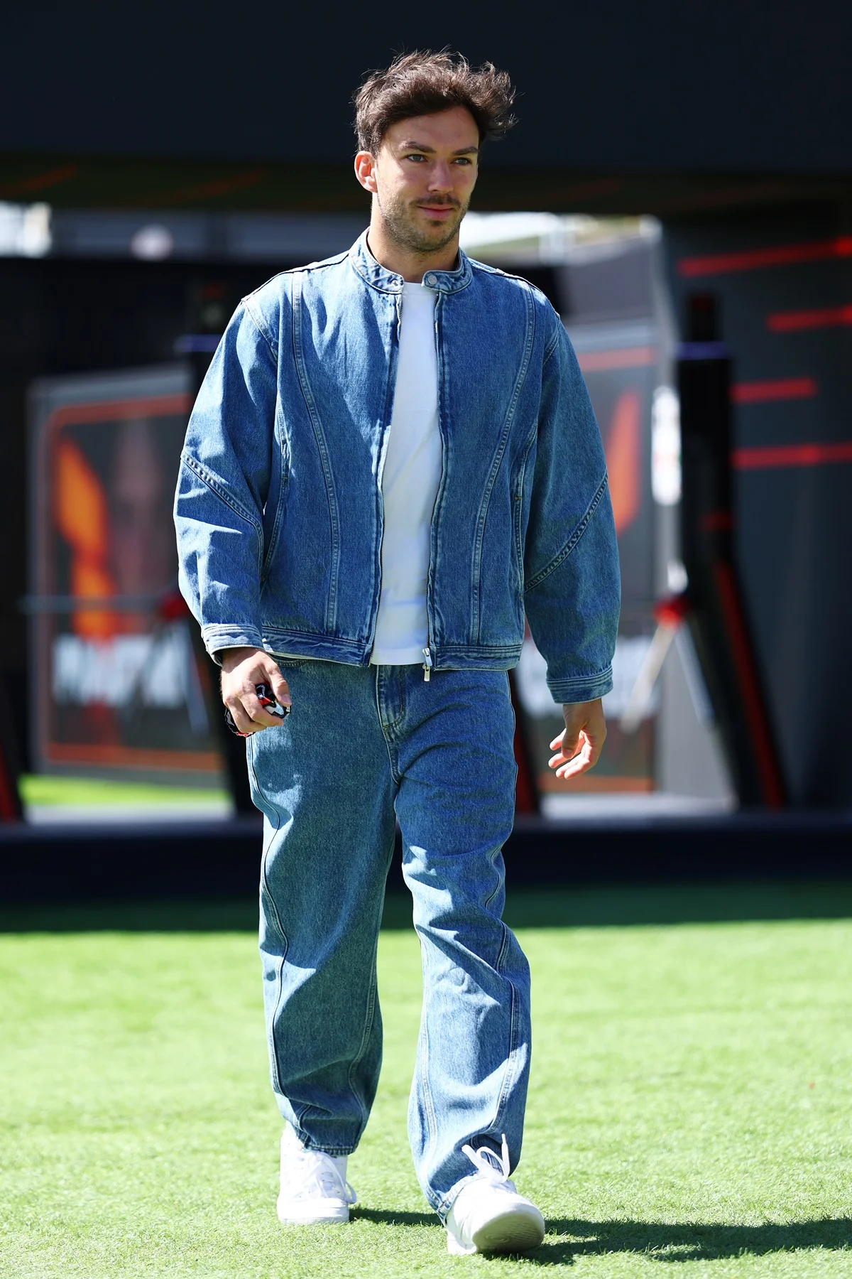 Pierre Gasly chega ao paddock durante as atividades de preparação para o Grande Prêmio de F1 do Canadá Pierre Gasly chega ao paddock durante as atividades de preparação para o Grande Prêmio de F1 do Canadá