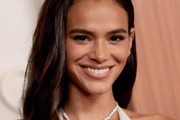 Bruna Marquezine posa sorridente de look branco