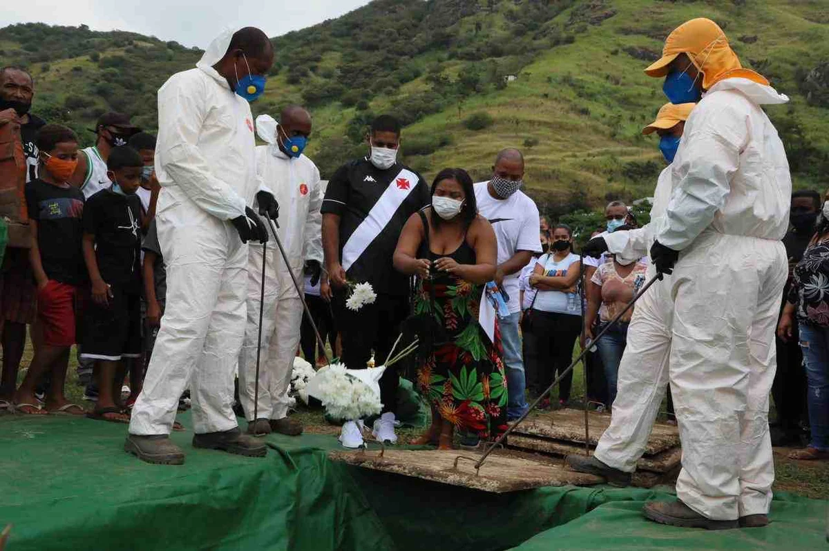 Enterro do corpo do menino Kaio, de 8 anos, morto com tiro na cabeça enquanto brincava em uma festa
Enterro do corpo do menino Kaio, de 8 anos, morto com tiro na cabeça enquanto brincava em uma festa