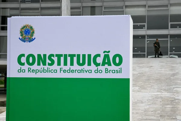 Réplica gigante da Constituição é colocada em frente ao Palácio do Planalto
