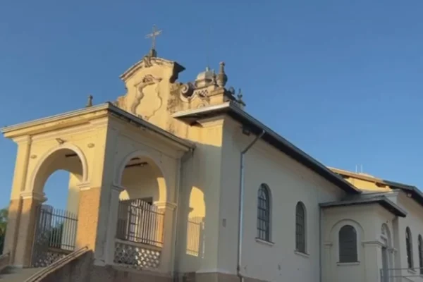 Imagem colorida de uma paróquia da igreja católica - Metrópoles