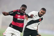 Disputa de bola em um clássico entre Flamengo e Vasco