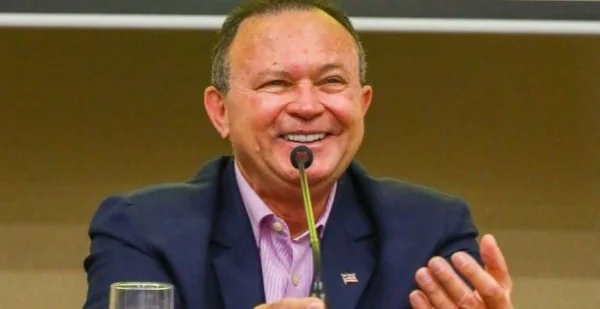 foto colorida de carlos brandão