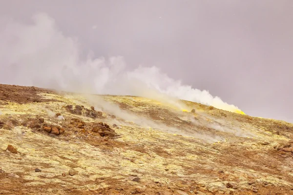 Imagem colorida mostra gás saindo de vulcão Taftan, no Irã - Metrópoles