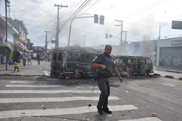 Criminosos incendeiam veículos e atacam carro-forte na zona leste SP