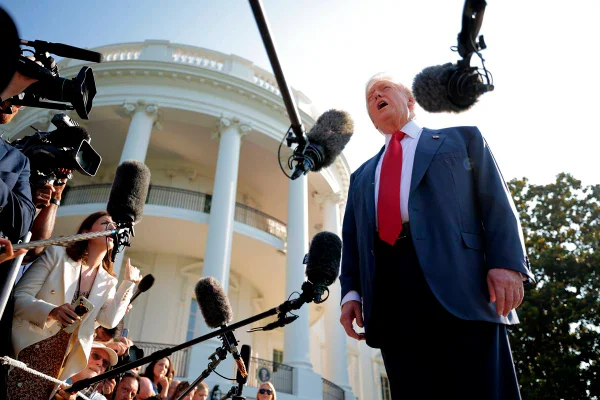 imagem colorida trump fala com reporteres