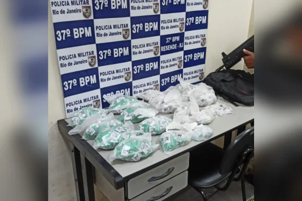 PM flagra drogas escondidas em berço e prende homem em Resende (RJ)