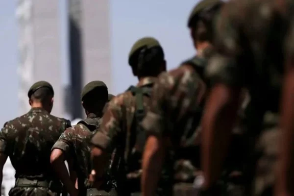 Militares - Metrópoles