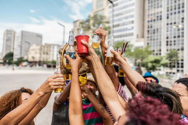 Foto colorida de brinde durante o Carnaval - Metrópoles
