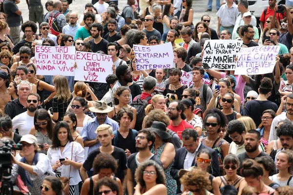 Milhares vão a velório de Marielle Franco na Câmara Municipal do Rio