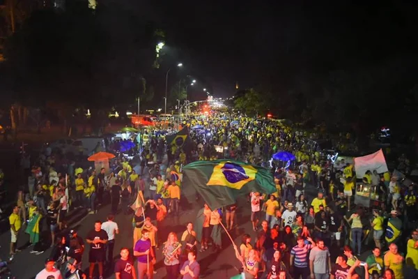 Quinze mil brasilienses comemoram vitória de Bolsonaro na Esplanada