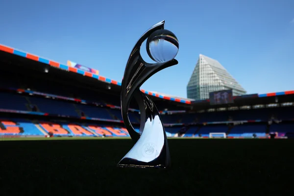 Foto colorida da taça da Eurocopa feminina - Metrópoles