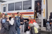 Uma captura de vídeo mostra pessoas sendo evacuadas após o terremoto de magnitude 8,8 que atingiu a Península de Kamchatka e um tsunami que inundou parcialmente a área, incluindo as instalações da empresa pesqueira Alaid, em 30 de julho de 2025, na região de Sakhalin, Rússia Uma captura de vídeo mostra pessoas sendo evacuadas após o terremoto de magnitude 8,8 que atingiu a Península de Kamchatka e um tsunami que inundou parcialmente a área, incluindo as instalações da empresa pesqueira Alaid, em 30 de julho de 2025, na região de Sakhalin, Rússia