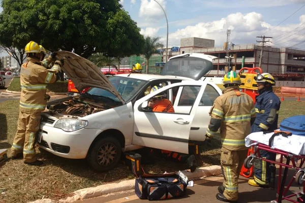 Mulher fica gravemente ferida em acidente próximo ao Colégio Militar