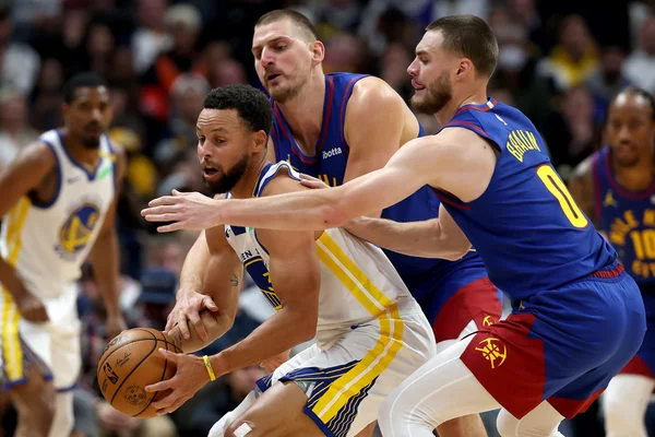 Stephen Curry acerta 100% dos arremessos e Warriors vencem 1ª na temporada