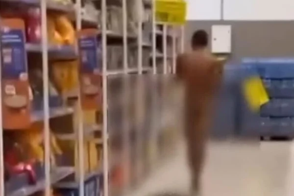 Homem nu invade mercado e é preso