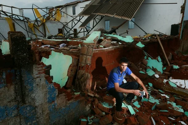 Destruição causada por temporal deixa escolas sem aula em Samambaia