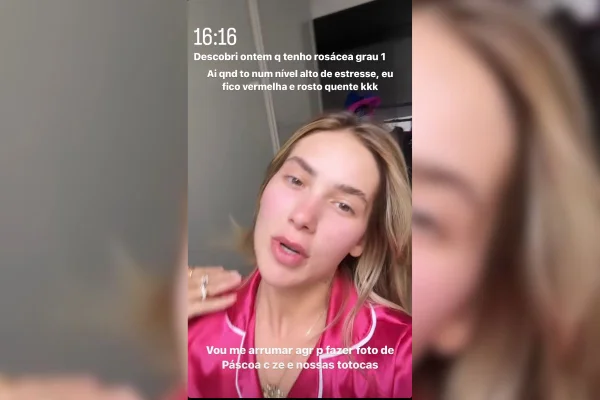 Influenciadora gravando vídeo mostrando vermelhidão do rosto