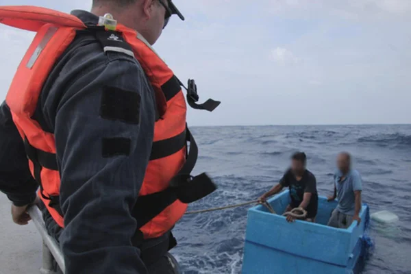 Pescadores são resgatados no mar após 5 dias em uma caixa térmica