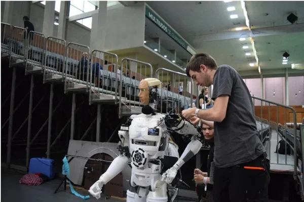 Robô humanóide e profissional de engenharia _ Metrópoles